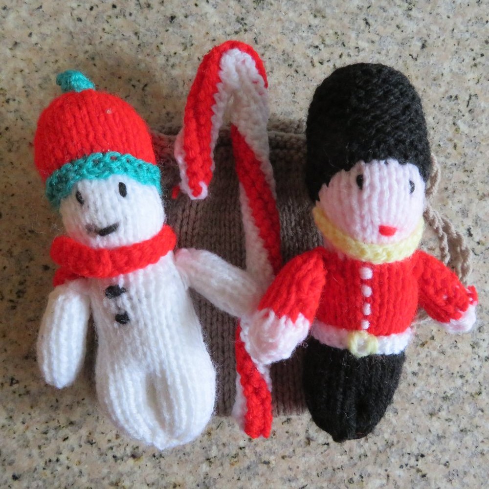 SET Hand Knit Xmas Figures Soldier Snowman Candy Cane Sack 6" x 4.5" (212V)